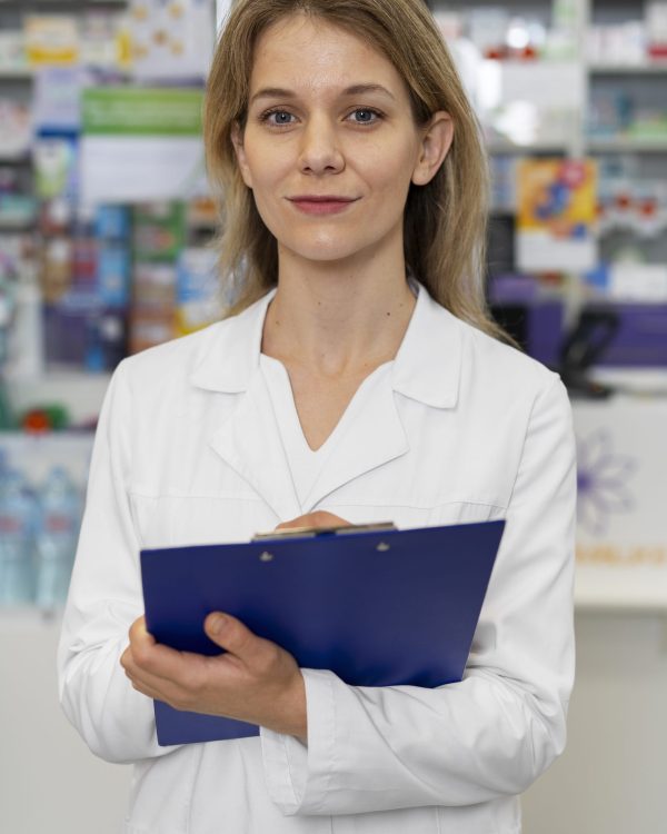 medium-shot-pharmacist-working (1)